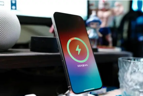 蜀山苹果15换屏服务分享用什么充电器给iPhone15充电更好 